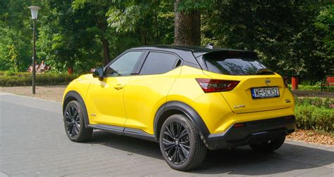 Nissan Juke żółty z czarnym dachem