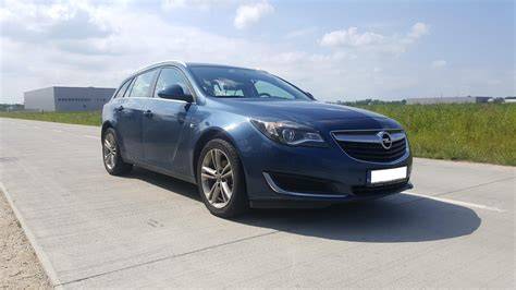 niebieski Opel Insignia na drodze