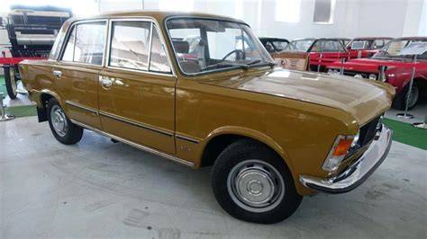 Brązowy fotel Fiat 125p