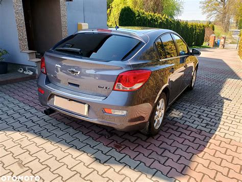 Chevrolet Cruze na parkingu samochodowym