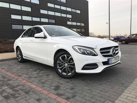 biały Mercedes Klasy E W213 sedan