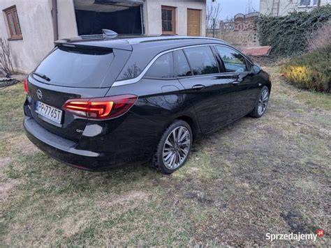 czerwona Astra K kombi czarne listwy
