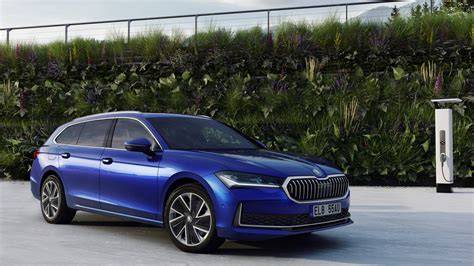 Skoda Superb iV podczas jazdy elektrycznej