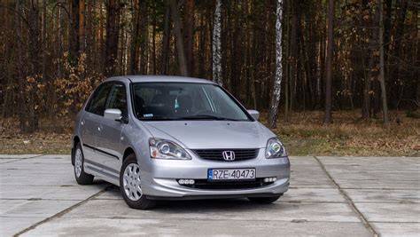 Honda Civic używana na ulicy Leszna