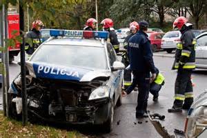 Radiowóz eskortujący samochód do szpitala