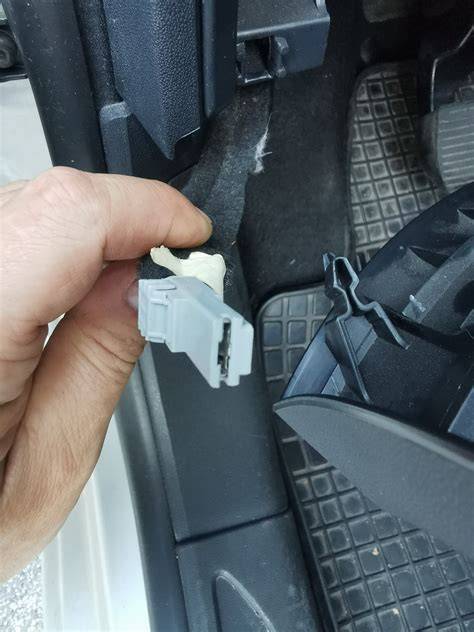 złącze OBD2 Seat Alhambra pod kierownicą