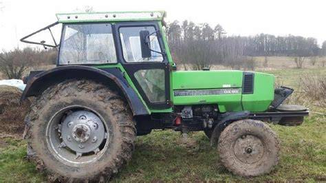 ciągnik rolniczy Deutz-Fahr na polu