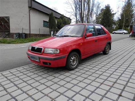 czerwona Škoda Felicia hatchback