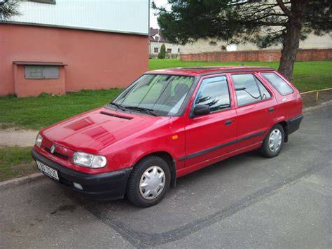 zabytkowa czerwona Škoda Felicia garaż