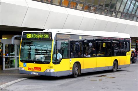Autobus Mercedes-Benz Citaro na ulicy miasta
