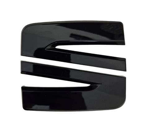 czarny emblemat Seat Leon na samochodzie