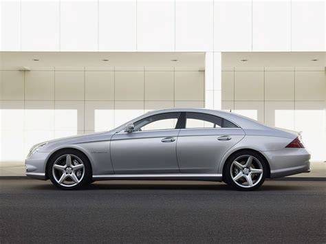 Mercedes CLS srebrny na drodze