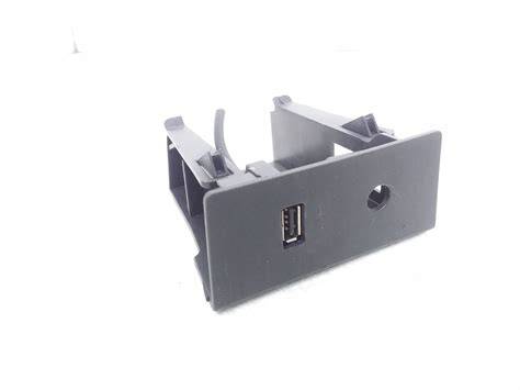 Gniazdo USB w tunelu Ford Focus
