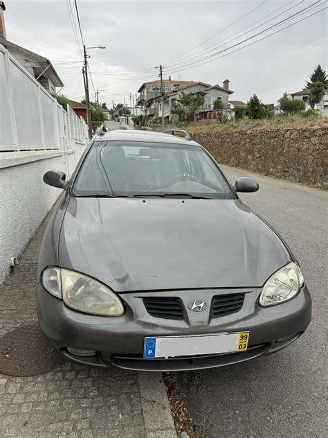 Hyundai Lantra podniesiona na podporach