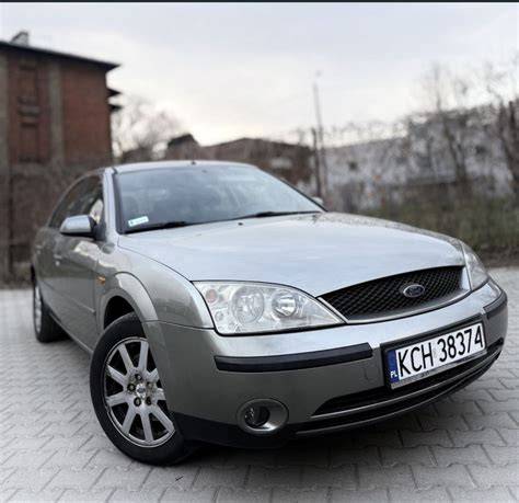 Ford Mondeo Mk3 z bagażnikiem na tylnej klapie