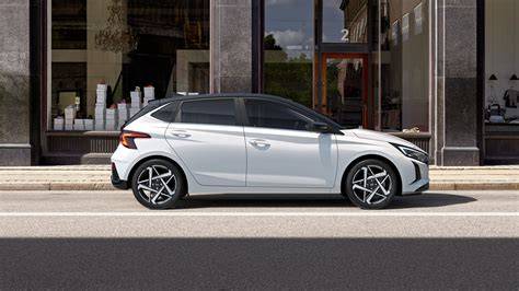 Białe modele Hyundai na ulicy