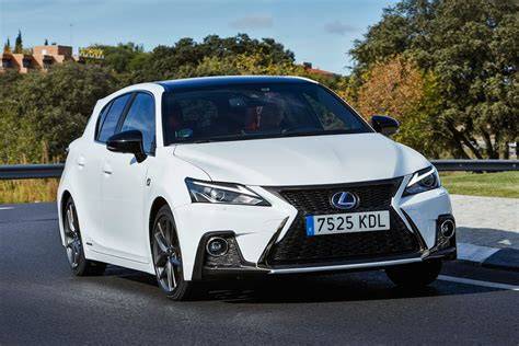 biały Lexus CT 200h hatchback widok przedni